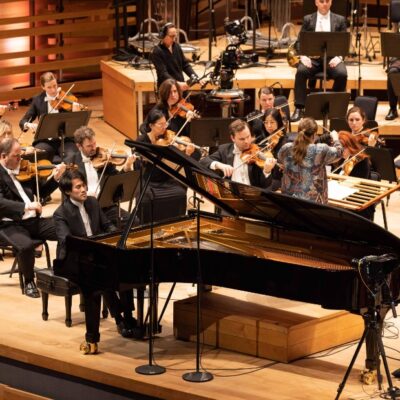 Un même soir à la Place des Arts, les pianistes Bruce Liu et Nils Frahm triomphent devant deux auditoires distincts… opposés ?