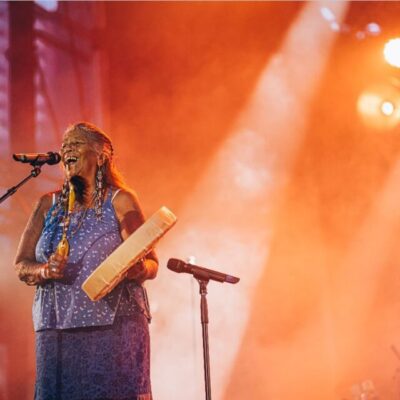 Présence Autochtone : Cérémonie d’ouverture avec Sedalia Fazio à la Place des Festivals