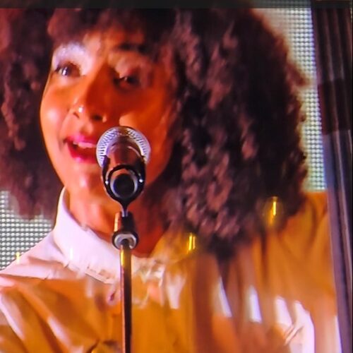 FIJM | Esperanza Spalding entre deux chaises sur la place des Festivals