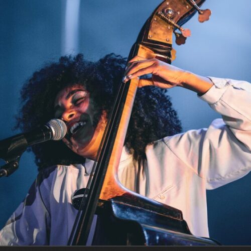 FIJM | Esperanza Spalding entre deux chaises sur la place des Festivals