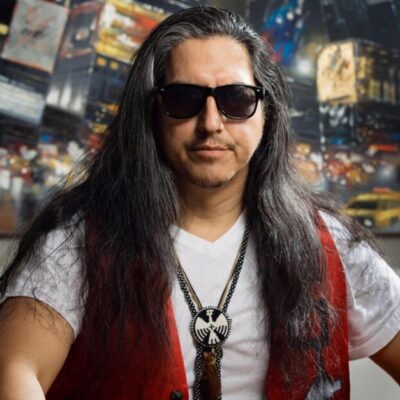 Présence Autochtone : DJ C. Wikcemna Yamni Sam Wanzi à la Place des Festivals