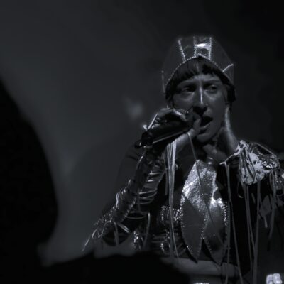 FME 2025 : l&rsquo;hyper pop médiéval jazzy de Virginie B à la tombée de la nuit