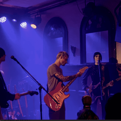 Taverne Tour | Sharp riffs, cyclical rhythms