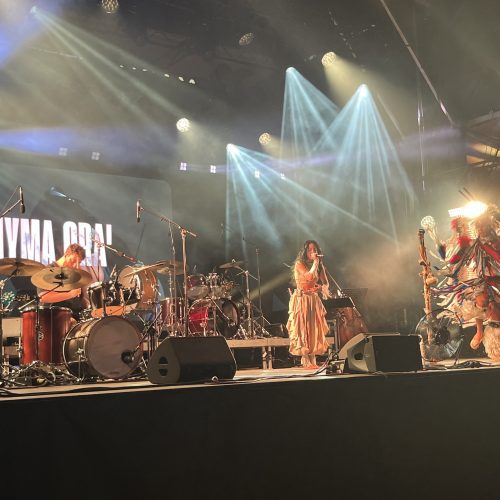 Présence Autochtone I Anyma Ora Envoute La Place Des Festivals