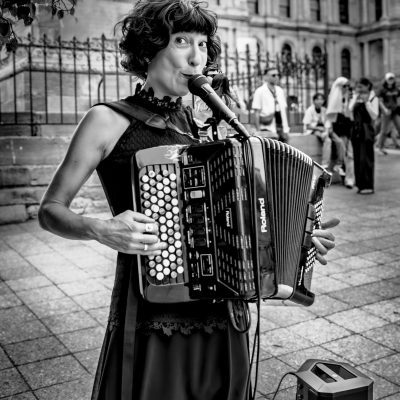 La Fête de la Musique de Tremblant : Ariana Nasr et son accordéon à la Place de la famille