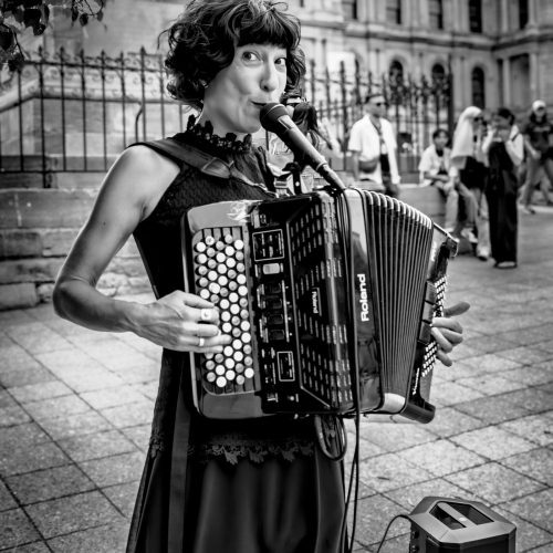 La Fête de la Musique de Tremblant : Ariana Nasr et son accordéon à la Place de la famille